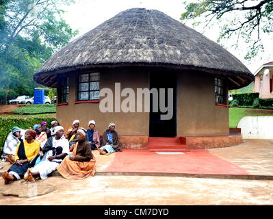 LIMPOPO, AFRIQUE DU SUD - le 13 octobre les membres de la tribu : regardez comme les préparatifs en cours pour obtenir la traditionnelle cérémonie annuelle au Queen Modjadji's palace à invoquer la pluie pour la saison de plantation, le 13 octobre 2012 dans le village d'Khethlakone, dans la région de Limpopo, Afrique du Sud. Les personnes Balobedu, une tribu africaine du groupe sotho du Nord, ont recueilli au cours des deux derniers siècles pour effectuer ce rituel. (Photo par Gallo Images / City Press / Muntu Vilakazi) Banque D'Images