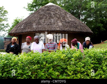 LIMPOPO, AFRIQUE DU SUD - le 13 octobre les membres de la tribu : regardez comme les préparatifs en cours pour obtenir la traditionnelle cérémonie annuelle au Queen Modjadji's palace à invoquer la pluie pour la saison de plantation, le 13 octobre 2012 dans le village d'Khethlakone, dans la région de Limpopo, Afrique du Sud. Les personnes Balobedu, une tribu africaine du groupe sotho du Nord, ont recueilli au cours des deux derniers siècles pour effectuer ce rituel. (Photo par Gallo Images / City Press / Muntu Vilakazi) Banque D'Images