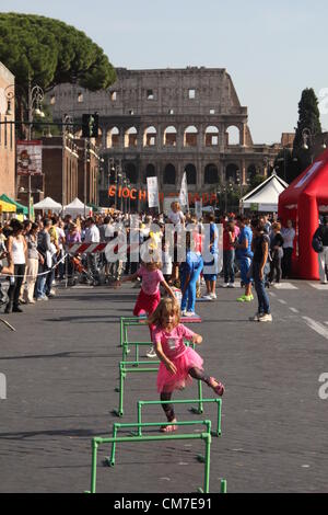 Rome, Italie. 21 Oct 2012 sports et jeux sur la journée de la rue via dei Fori Imperiali road près du Colisée à Rome, Italie Banque D'Images