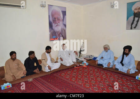 Jamhori Watan, chef Nawabzada Talal Bugti parle avec délégation de l'hôpital LRBT à son domicile à Quetta le lundi 22 octobre, 2012. Banque D'Images