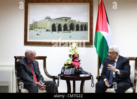 22 octobre 2012 - Ramallah, Cisjordanie, territoire palestinien - Le président palestinien Mahmoud Abbas rencontre avec l'ancien président américain Jimmy Carter (L) dans la ville cisjordanienne de Ramallah, 22 octobre 2012. Carter à l'instar des autres États du groupe des 'anciens' était en réunion avec le président de l'Autorité palestinienne Mahmoud Abbas (crédit Image : © Issam Rimawi APA/Images/ZUMAPRESS.com) Banque D'Images