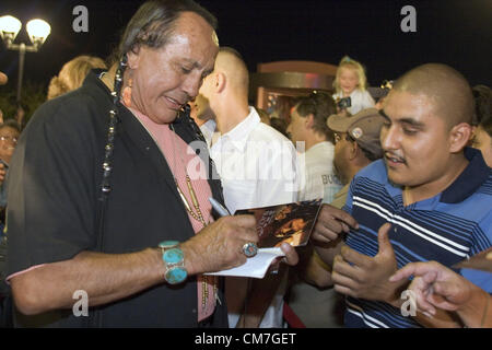 CHARLES RUSSELL SIGNIFIE (10 novembre 1939 - 22 octobre 2012) était un Sioux Oglala activiste pour les droits des peuples autochtones d'Amérique. Il est devenu un membre éminent de l'American Indian Movement (AIM). Moyens était connu pour son rôle dans le film Le Dernier des Mohicans et avait couru en vain depuis le libertaire de la désignation du président en 1988. Sur la photo : Sep 27, 2004 - Phoenix, Arizona, États-Unis - Russell signifie, un activiste américain et chef de l'American Indian Movement (AIM), signe des autographes à la première du film 'nuage noir'. Filmé sur la réserve indienne Navajo dans le nord Banque D'Images