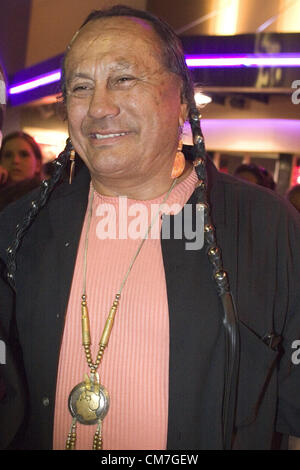 CHARLES RUSSELL SIGNIFIE (10 novembre 1939 - 22 octobre 2012) était un Sioux Oglala activiste pour les droits des peuples autochtones d'Amérique. Il est devenu un membre éminent de l'American Indian Movement (AIM). Moyens était connu pour son rôle dans le film Le Dernier des Mohicans et avait couru en vain depuis le libertaire de la désignation du président en 1988. Sur la photo : Sep 27, 2004 - Phoenix, Arizona, États-Unis - Russell signifie, un activiste américain et chef de l'American Indian Movement (AIM) à la première du film 'nuage noir'. Filmé sur la réserve indienne Navajo en Arizona du nord il a été Banque D'Images
