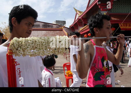 21,10,2012. Phuket , Thailande . Les dévots de l'culte Chinois prennent part à une procession de la rue. Le Festival Végétarien de Phuket commence le premier soir du neuvième mois lunaire et dure neuf jours, les dévots religieux eux-mêmes avec des épées, slash pierce leurs joues avec des objets pointus et commettre d'autres actes douloureux de se purifier Banque D'Images