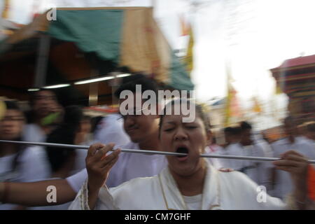 21,10,2012. Phuket , Thailande . Les dévots de l'culte Chinois prennent part à une procession de la rue. Le Festival Végétarien de Phuket commence le premier soir du neuvième mois lunaire et dure neuf jours, les dévots religieux eux-mêmes avec des épées, slash pierce leurs joues avec des objets pointus et commettre d'autres actes douloureux de se purifier Banque D'Images