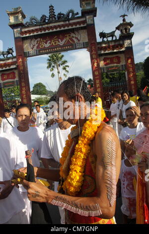 21,10,2012. Phuket , Thailande . Les dévots de l'culte Chinois prennent part à une procession de la rue.Le Festival Végétarien de Phuket commence le premier soir du neuvième mois lunaire et dure neuf jours, les dévots religieux eux-mêmes avec des épées, slash pierce leurs joues avec des objets pointus et commettre d'autres actes douloureux de se purifier Banque D'Images