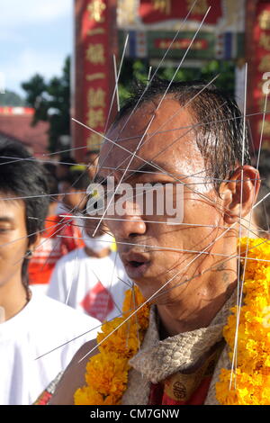 21,10,2012. Phuket , Thailande . Les dévots de l'culte Chinois prennent part à une procession de la rue.Le Festival Végétarien de Phuket commence le premier soir du neuvième mois lunaire et dure neuf jours, les dévots religieux eux-mêmes avec des épées, slash pierce leurs joues avec des objets pointus et commettre d'autres actes douloureux de se purifier Banque D'Images