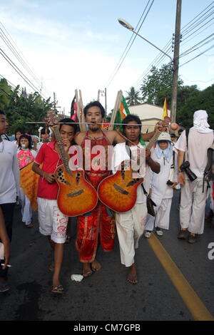 21,10,2012. Phuket , Thailande . Les dévots de l'culte Chinois prennent part à une procession de la rue.Le Festival Végétarien de Phuket commence le premier soir du neuvième mois lunaire et dure neuf jours, les dévots religieux eux-mêmes avec des épées, slash pierce leurs joues avec des objets pointus et commettre d'autres actes douloureux de se purifier Banque D'Images