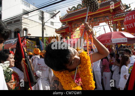 21,10,2012. Phuket , Thailande . Les dévots de l'culte Chinois prennent part à une procession de la rue.Le Festival Végétarien de Phuket commence le premier soir du neuvième mois lunaire et dure neuf jours, les dévots religieux eux-mêmes avec des épées, slash pierce leurs joues avec des objets pointus et commettre d'autres actes douloureux de se purifier Banque D'Images