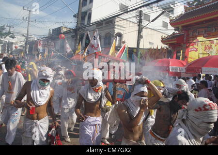 21,10,2012. Phuket , Thailande . Portant une idole sur un palanquin lors d'une procession de la rue.Le Festival Végétarien de Phuket commence le premier soir du neuvième mois lunaire et dure neuf jours, les dévots religieux eux-mêmes avec des épées, slash pierce leurs joues avec des objets pointus et commettre d'autres actes douloureux de se purifier Banque D'Images