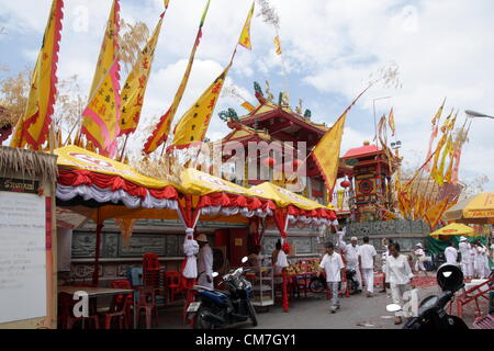 21,10,2012. Phuket , Thailande . Les Chinois Jui Tui culte , le Festival Végétarien de Phuket commence le premier soir du neuvième mois lunaire et dure neuf jours, les dévots religieux eux-mêmes avec des épées, slash pierce leurs joues avec des objets pointus et commettre d'autres actes douloureux de se purifier Banque D'Images