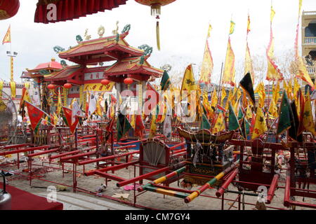 21,10,2012. Phuket , Thailande . Les Chinois Jui Tui culte , le Festival Végétarien de Phuket commence le premier soir du neuvième mois lunaire et dure neuf jours, les dévots religieux eux-mêmes avec des épées, slash pierce leurs joues avec des objets pointus et commettre d'autres actes douloureux de se purifier Banque D'Images