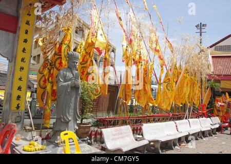 21,10,2012. Phuket , Thailande . Les Chinois Jui Tui culte , le Festival Végétarien de Phuket commence le premier soir du neuvième mois lunaire et dure neuf jours, les dévots religieux eux-mêmes avec des épées, slash pierce leurs joues avec des objets pointus et commettre d'autres actes douloureux de se purifier Banque D'Images