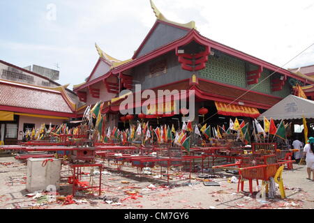 21,10,2012. Phuket , Thailande . Les Chinois Jui Tui culte , le Festival Végétarien de Phuket commence le premier soir du neuvième mois lunaire et dure neuf jours, les dévots religieux eux-mêmes avec des épées, slash pierce leurs joues avec des objets pointus et commettre d'autres actes douloureux de se purifier Banque D'Images