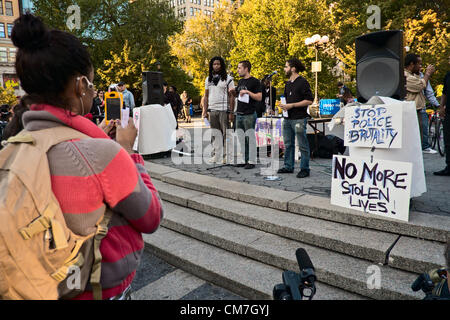 Octobre 22, 2012, New York, NY, US. À Union Square, orateurs parler aux manifestants qui marque la 17e Journée nationale de protestation pour arrêter la brutalité policière Banque D'Images