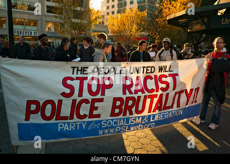 Octobre 22, 2012, New York, NY, US. À Union Square, manifestants dénonçant la brutalité policière signe tenir ; ils ont pris part à la 17e Journée nationale de protestation pour arrêter la brutalité policière Banque D'Images