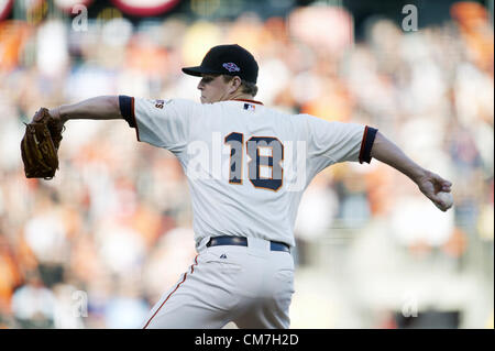 22 octobre 2012 - San Francisco, CA, USA - San Francisco Giants le lanceur partant Matt Cain (18) emplacements pendant la partie 7 des CLN entre les Giants de San Francisco et le St. Louis Cardinals le lundi 22 octobre 2012 à AT&T Park à San Francisco, Californie (crédit Image : © Paul Kitagaki Jr/Sacramento Bee/ZUMAPRESS.com) Banque D'Images