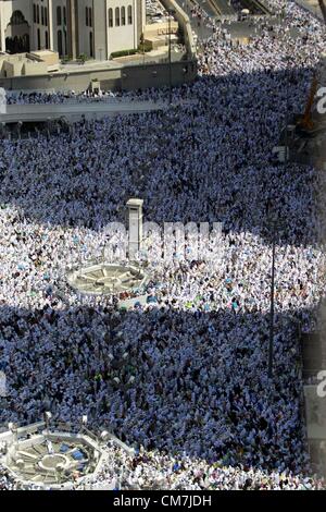 La Mecque, en Arabie Saoudite. 22 octobre 2012. Pèlerins musulmans circle la Kaaba et prier à la grande mosquée à l'assemblée annuelle de l'haj pèlerinage dans la ville sainte de La Mecque le 22 octobre 2012, l'avenir de l'Aïd al-Adha, qui marque la fin du haj. Le 25 octobre, le jour d'Arafat, des millions de pèlerins musulmans se tiendra dans la prière sur le mont Arafat près de La Mecque, au sommet du pèlerinage annuel (crédit Image : © Apaimages ZUMAPRESS.com)/Images/APA Banque D'Images
