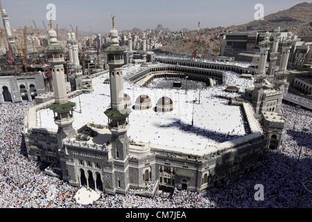 La Mecque, en Arabie Saoudite. 22 octobre 2012. Pèlerins musulmans circle la Kaaba et prier à la grande mosquée à l'assemblée annuelle de l'haj pèlerinage dans la ville sainte de La Mecque le 22 octobre 2012, l'avenir de l'Aïd al-Adha, qui marque la fin du haj. Le 25 octobre, le jour d'Arafat, des millions de pèlerins musulmans se tiendra dans la prière sur le mont Arafat près de La Mecque, au sommet du pèlerinage annuel (crédit Image : © Apaimages ZUMAPRESS.com)/Images/APA Banque D'Images