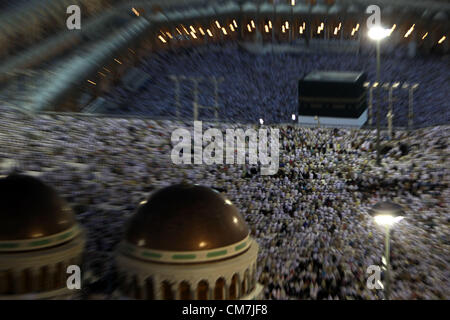 La Mecque, en Arabie Saoudite. 22 octobre 2012. Pèlerins musulmans circle la Kaaba et prier à la grande mosquée à l'assemblée annuelle de l'haj pèlerinage dans la ville sainte de La Mecque le 22 octobre 2012, l'avenir de l'Aïd al-Adha, qui marque la fin du haj. Le 25 octobre, le jour d'Arafat, des millions de pèlerins musulmans se tiendra dans la prière sur le mont Arafat près de La Mecque, au sommet du pèlerinage annuel (crédit Image : © Apaimages ZUMAPRESS.com)/Images/APA Banque D'Images