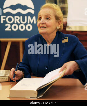 Ancien secrétaire d'État américaine Madeleine Albright lors de la conférence Forum 2000, Médias et démocratie, à Prague, en République tchèque, le 23 octobre 2012. (Photo/CTK Stanislav Zbynek) Banque D'Images