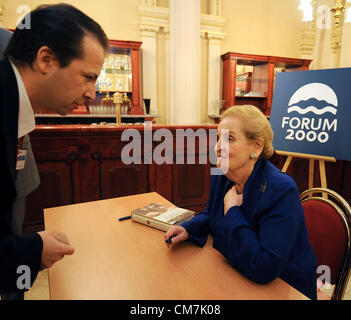 Ancien secrétaire d'État américaine Madeleine Albright lors de la conférence Forum 2000, Médias et démocratie, à Prague, en République tchèque, le 23 octobre 2012. (Photo/CTK Stanislav Zbynek) Banque D'Images