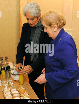 Ancien secrétaire d'État américaine Madeleine Albright et chanteuse folk américaine Joan Baez sont vus au cours de la Conférence internationale Forum 2000, Médias et démocratie, à Prague, en République tchèque, le 23 octobre 2012. (Photo/CTK Stanislav Zbynek) Banque D'Images