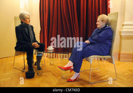 Ancien secrétaire d'État américaine Madeleine Albright et chanteuse folk américaine Joan Baez sont vus au cours de la Conférence internationale Forum 2000, Médias et démocratie, à Prague, en République tchèque, le 23 octobre 2012. (Photo/CTK Stanislav Zbynek) Banque D'Images