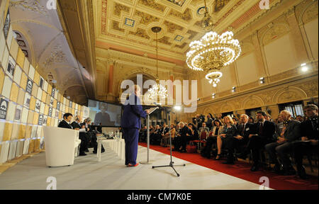 Ancien secrétaire d'État américaine Madeleine Albright lors de la conférence Forum 2000, Médias et démocratie, à Prague, en République tchèque, le 23 octobre 2012. (Photo/CTK Stanislav Zbynek) Banque D'Images