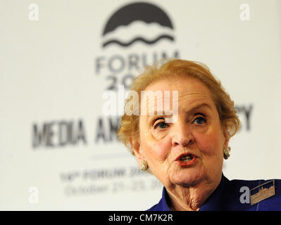 Ancien secrétaire d'État américaine Madeleine Albright lors de la conférence Forum 2000, Médias et démocratie, à Prague, en République tchèque, le 23 octobre 2012. (Photo/CTK Stanislav Zbynek) Banque D'Images