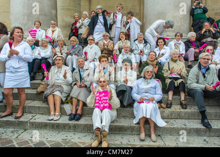 Paris, France, foule, Portrait, catholiques français, anti-avortement, anti-choix, "Alliance Vita" manifestants "mariage anti-gay", rassemblement des seniors, militantes, protestataires conservateurs traditionalistes, seniors assis, personnes âgées protestant en france Banque D'Images