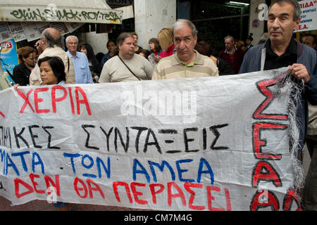 Athènes, Grèce, le 23 octobre 2012. Les personnes handicapées et leurs familles se retrouvent au ministère du Travail, de la sécurité sociale et du Bien-être social pour protester contre les réductions des prestations d'invalidité. Credit : Nikolas Georgiou / Alamy Live News Banque D'Images