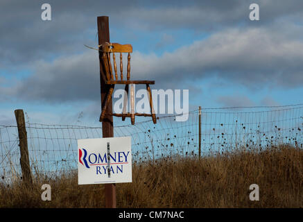 23 octobre 2012 - Roseburg, Oregon, États-Unis - un signe politique soutien à Mitt Romney pour le président et une chaise vide s'affichent le long d'une route de campagne près de Roseburg. La chaise vide est devenu un symbole de la représentation populaire du Président Barack Obama après la Convention Nationale Républicaine. (Crédit Image : © Loznak ZUMAPRESS.com)/Robin Banque D'Images