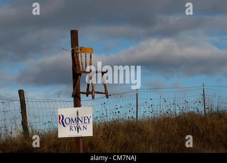 23 octobre 2012 - Roseburg, Oregon, États-Unis - un signe politique soutien à Mitt Romney pour le président et une chaise vide s'affichent le long d'une route de campagne près de Roseburg. La chaise vide est devenu un symbole de la représentation populaire du Président Barack Obama après la Convention Nationale Républicaine. (Crédit Image : © Loznak ZUMAPRESS.com)/Robin Banque D'Images