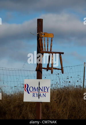 23 octobre 2012 - Roseburg, Oregon, États-Unis - un signe politique soutien à Mitt Romney pour le président et une chaise vide s'affichent le long d'une route de campagne près de Roseburg. La chaise vide est devenu un symbole de la représentation populaire du Président Barack Obama après la Convention Nationale Républicaine. (Crédit Image : © Loznak ZUMAPRESS.com)/Robin Banque D'Images