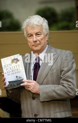 24 octobre 2012 - Madrid, Espagne - Auteur Ken Follett présente "l'hiver du monde" à l'Ambassade italienne le 24 octobre 2012 à Madrid, Espagne. "L'hiver du monde" est le deuxième roman de Follett est son "siècle" trilogie. (Crédit Image : © Jack Abuin/ZUMAPRESS.com) Banque D'Images