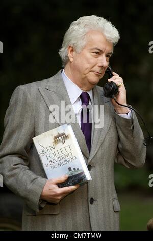 24 octobre 2012 - Madrid, Espagne - Auteur Ken Follett présente "l'hiver du monde" à l'Ambassade italienne le 24 octobre 2012 à Madrid, Espagne. "L'hiver du monde" est le deuxième roman de Follett est son "siècle" trilogie. (Crédit Image : © Jack Abuin/ZUMAPRESS.com) Banque D'Images