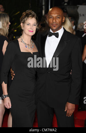 FIONA HAWTHORNE & COLIN SALMON SKYFALL.LA PREMIÈRE MONDIALE ROYAL LONDON ENGLAND UK 23 Octobre 2012 Banque D'Images