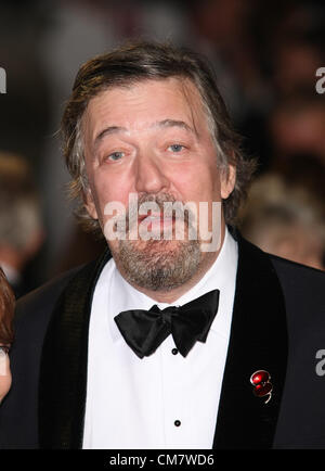 STEPHEN FRY SKYFALL.LA PREMIÈRE MONDIALE ROYAL LONDON ENGLAND UK 23 Octobre 2012 Banque D'Images