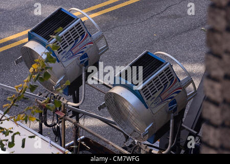 New York, USA. 22 octobre 2012 Deux Cinemills 18/12 Kw Super Silver Bullet projecteurs avec un diffuseur blanc sur l'ensemble d'un film en tournage sur Wadsworth Avenue dans le quartier d'Inwood de Manhattan à New York City Banque D'Images