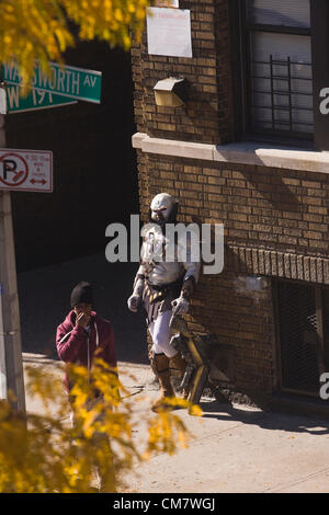 New York, USA. Le 22 octobre 2012. O des films positifs. Acteur habillé comme un étranger regardant un homme noir tout en marchant sur le carrefour du 191e Rue et avenue Wadsworth filmer un emplacement sur le film dans le quartier d'Inwood de Manhattan à New York City Banque D'Images