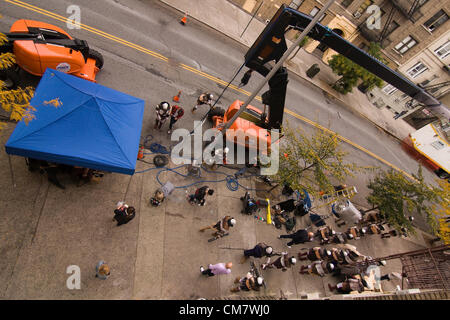 New York, USA. Le 23 octobre 2012. O des films positifs. Vue aérienne de l'emplacement sur l'ensemble d'un film l'équipe du film et des acteurs en costumes travaillent sur Wadsworth Avenue dans le quartier d'Inwood de Manhattan à New York City Banque D'Images