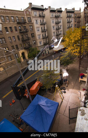 New York, USA. Le 23 octobre 2012. O des films positifs. Vue aérienne de deux gros projecteurs éclairant la situation sur l'ensemble d'un film l'équipe du film travaille sur Wadsworth Avenue dans le quartier d'Inwood de Manhattan à New York City Banque D'Images