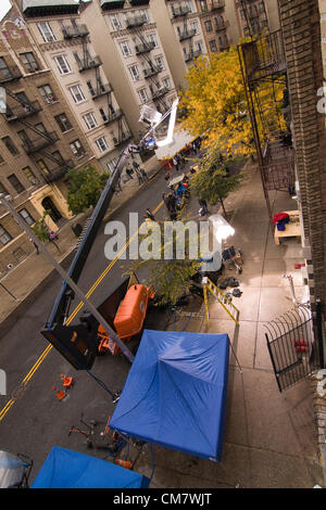 New York, USA. Le 23 octobre 2012. O des films positifs. Vue aérienne de deux gros projecteurs éclairant la situation sur l'ensemble d'un film tout en spectateurs regarder l'équipe du film travaille sur Wadsworth Avenue dans le quartier d'Inwood de Manhattan à New York City Banque D'Images