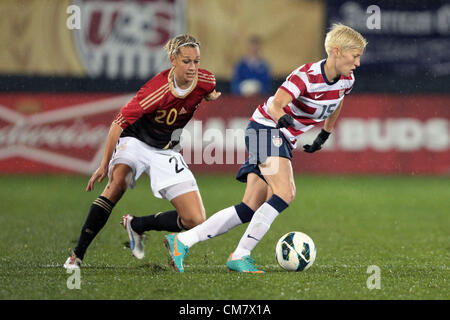 23.10.2012. New York, USA. United State's Megan Rapinoe (15) vu par l'Allemagne Lena Goessling (20). Les États-Unis ont mené l'équipe nationale féminine de l'équipe nationale féminine de l'Allemagne 1-0 à la moitié à Rentschler Field à East Hartford, Connecticut women's international dans un match de football amical. Banque D'Images