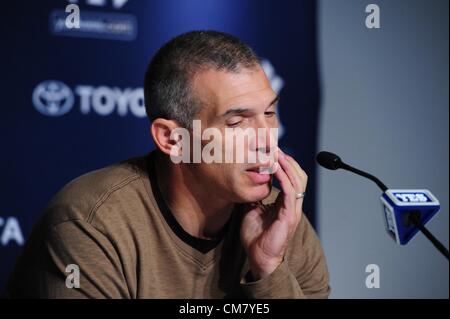 24 octobre 2012 - Bronx, New York, États-Unis - New York Yankees' Gérant JOE GIRARDI aborde la saison des Yankees lors d'une conférence de presse au Yankee Stadium dans le Bronx, le 24 octobre 2012. (Crédit Image : © Bryan Smith/ZUMAPRESS.com) Banque D'Images