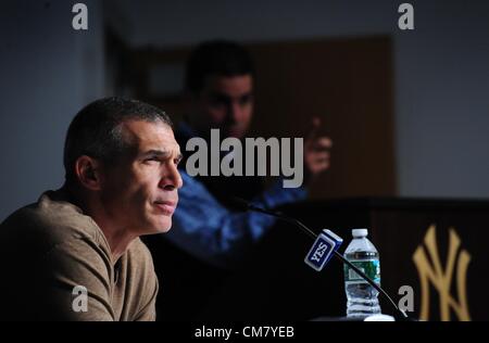 24 octobre 2012 - Bronx, New York, États-Unis - New York Yankees' Gérant JOE GIRARDI aborde la saison des Yankees lors d'une conférence de presse au Yankee Stadium dans le Bronx, le 24 octobre 2012. (Crédit Image : © Bryan Smith/ZUMAPRESS.com) Banque D'Images