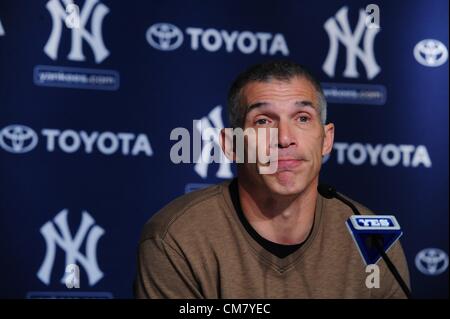 24 octobre 2012 - Bronx, New York, États-Unis - New York Yankees' Gérant JOE GIRARDI aborde la saison des Yankees lors d'une conférence de presse au Yankee Stadium dans le Bronx, le 24 octobre 2012. (Crédit Image : © Bryan Smith/ZUMAPRESS.com) Banque D'Images