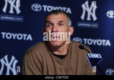 24 octobre 2012 - Bronx, New York, États-Unis - New York Yankees' Gérant JOE GIRARDI aborde la saison des Yankees lors d'une conférence de presse au Yankee Stadium dans le Bronx, le 24 octobre 2012. (Crédit Image : © Bryan Smith/ZUMAPRESS.com) Banque D'Images