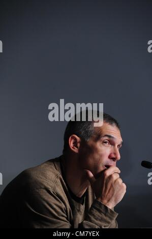 24 octobre 2012 - Bronx, New York, États-Unis - New York Yankees' Gérant JOE GIRARDI aborde la saison des Yankees lors d'une conférence de presse au Yankee Stadium dans le Bronx, le 24 octobre 2012. (Crédit Image : © Bryan Smith/ZUMAPRESS.com) Banque D'Images